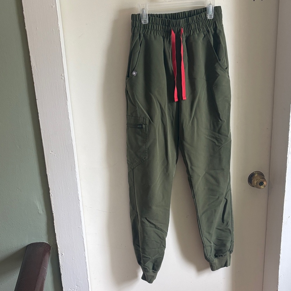 SET : Figs Olive Green Joggers and top